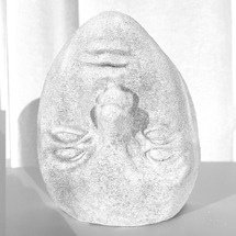 Sculpture en plâtre aux formes énigmatiques